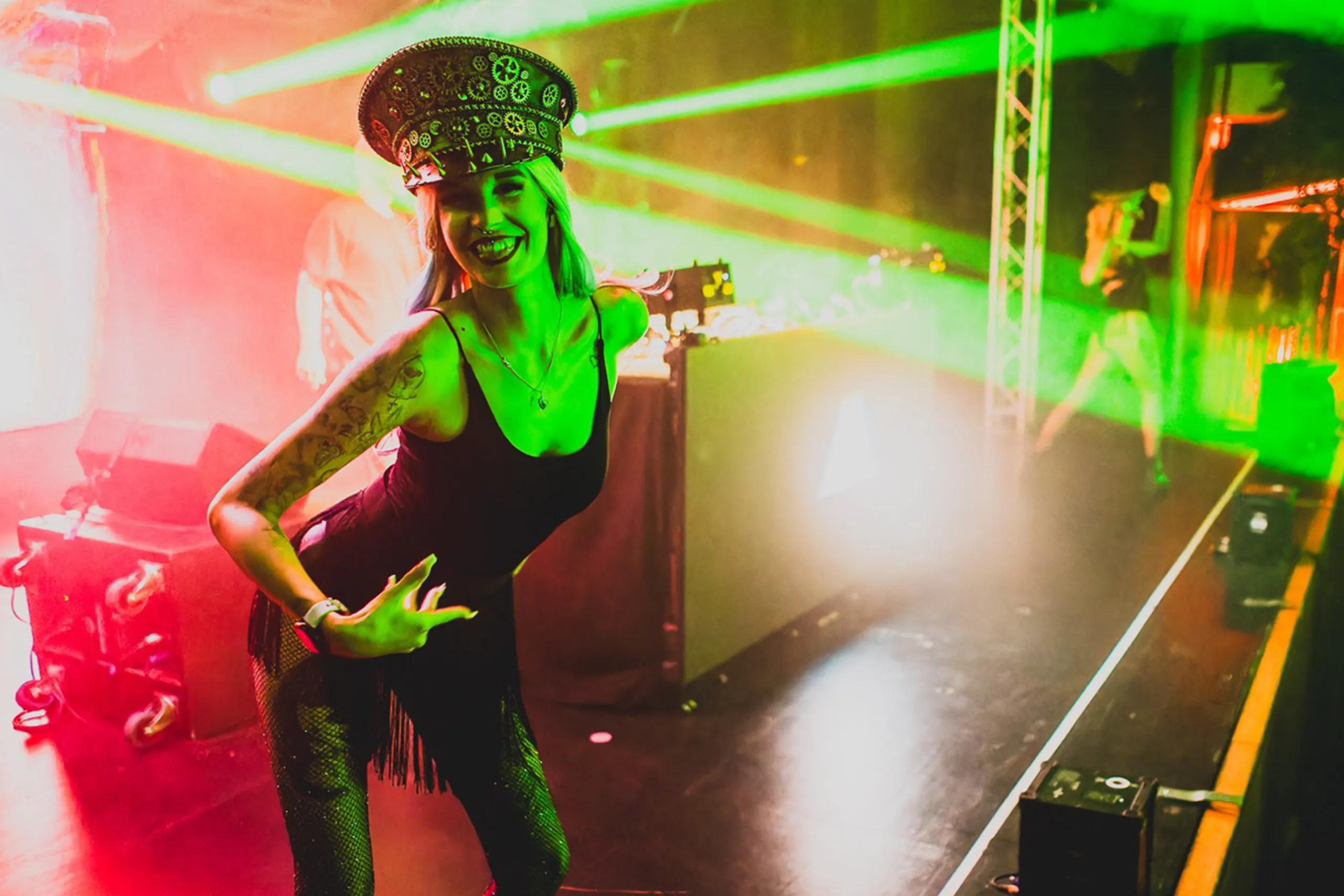 Publikum tanzt im grünen Laserlicht der Forest Stage bei Amphoria